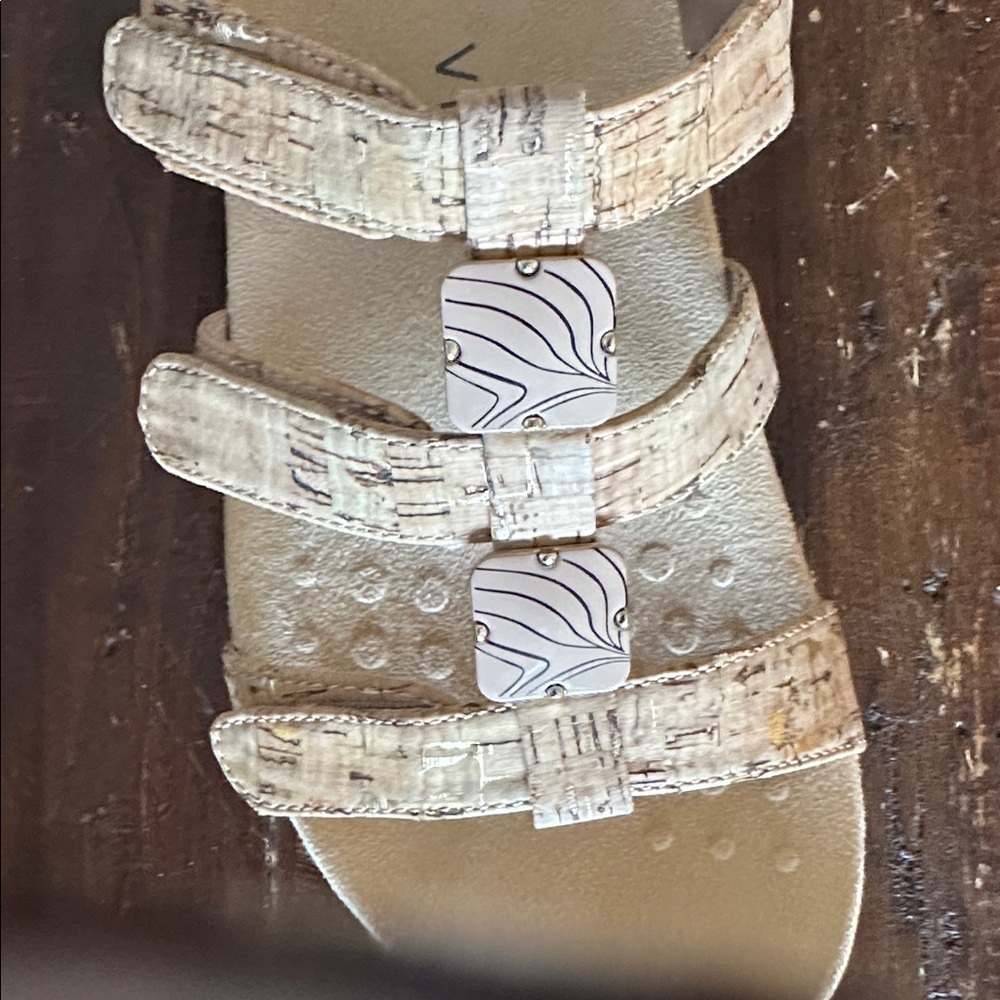 Vionic Amber Sandals 8 - Picture 3 of 3